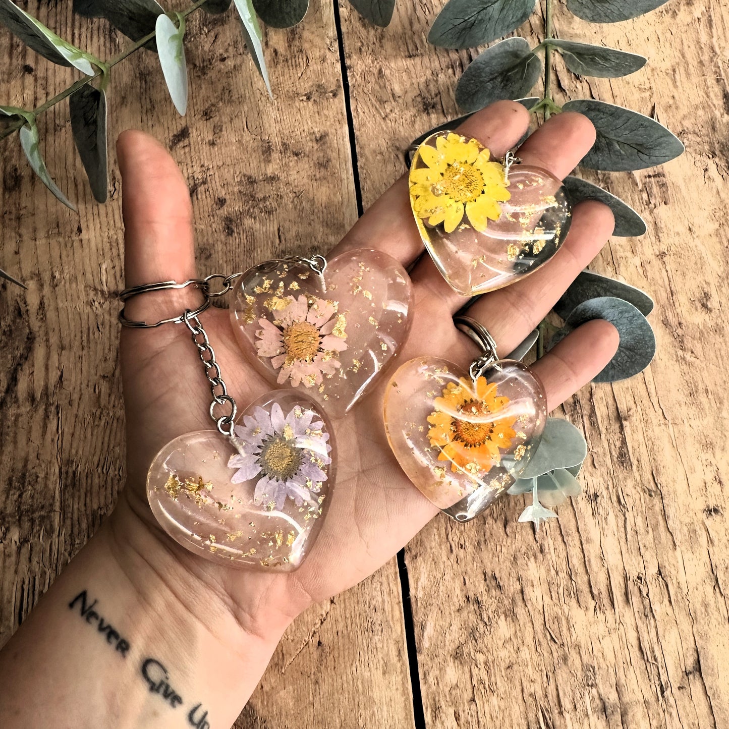Porte-clés Cœur en Résine avec Fleur — Idée Cadeau