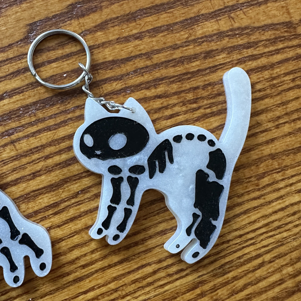 Porte-clés Halloween Chat Squelette —Blanc & Noir