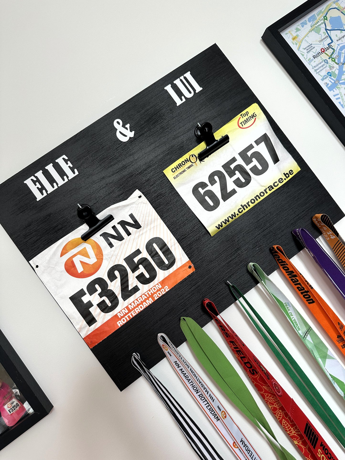Porte-médailles running Elle & Lui en bois pour couple - Dossards