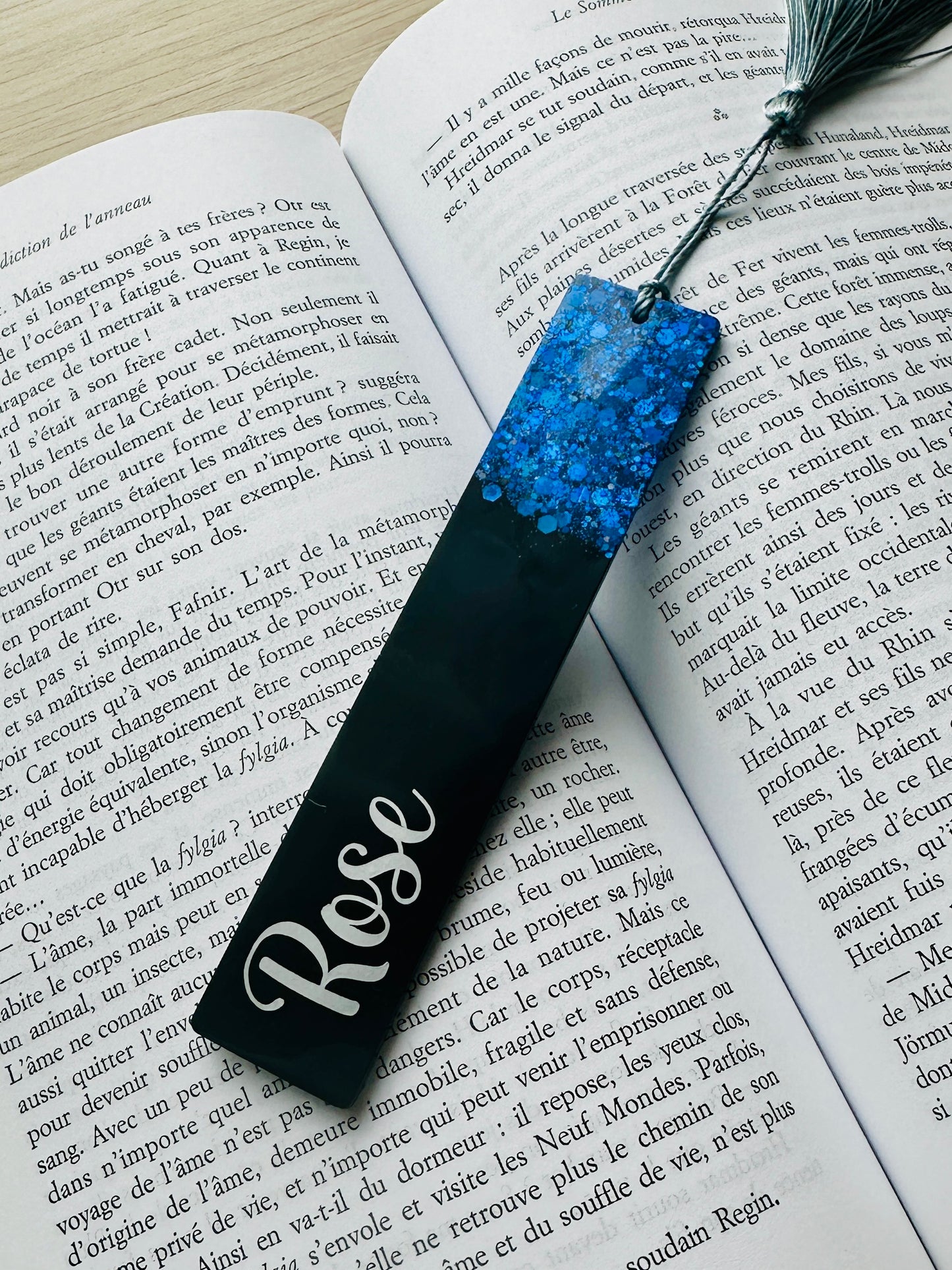 Marque-page personnalisé en résine époxy Noir & Paillettes