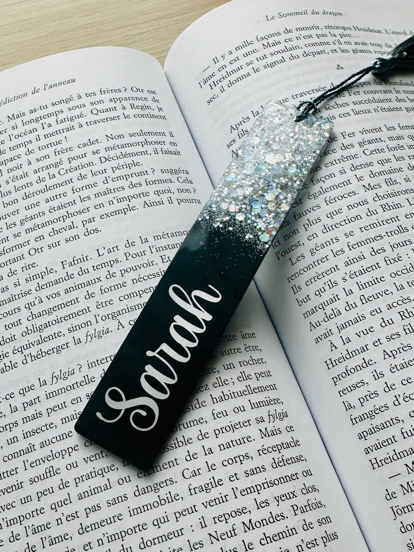 Marque-page personnalisé en résine époxy Noir & Paillettes