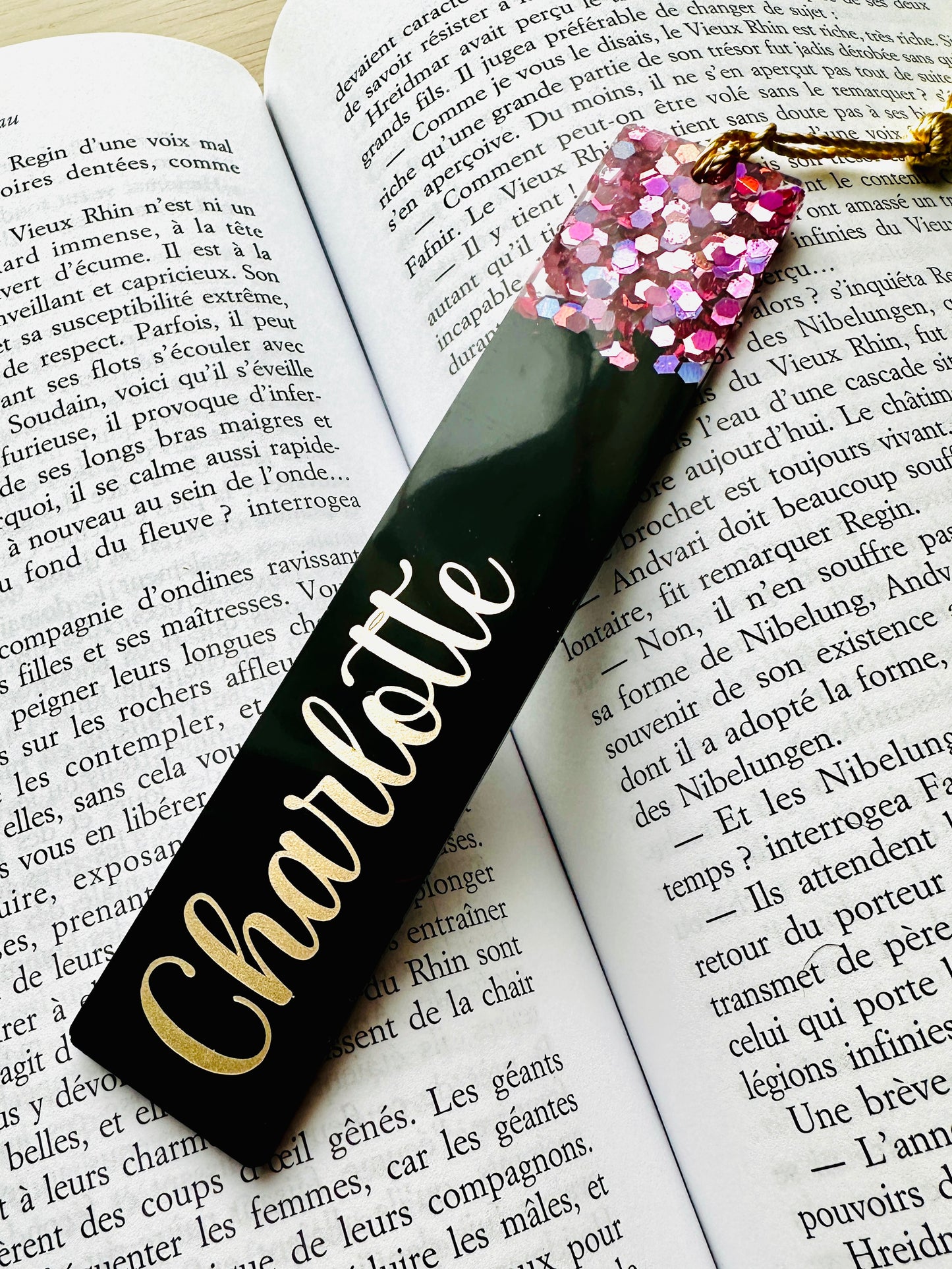 Marque-page personnalisé en résine époxy Noir & Paillettes