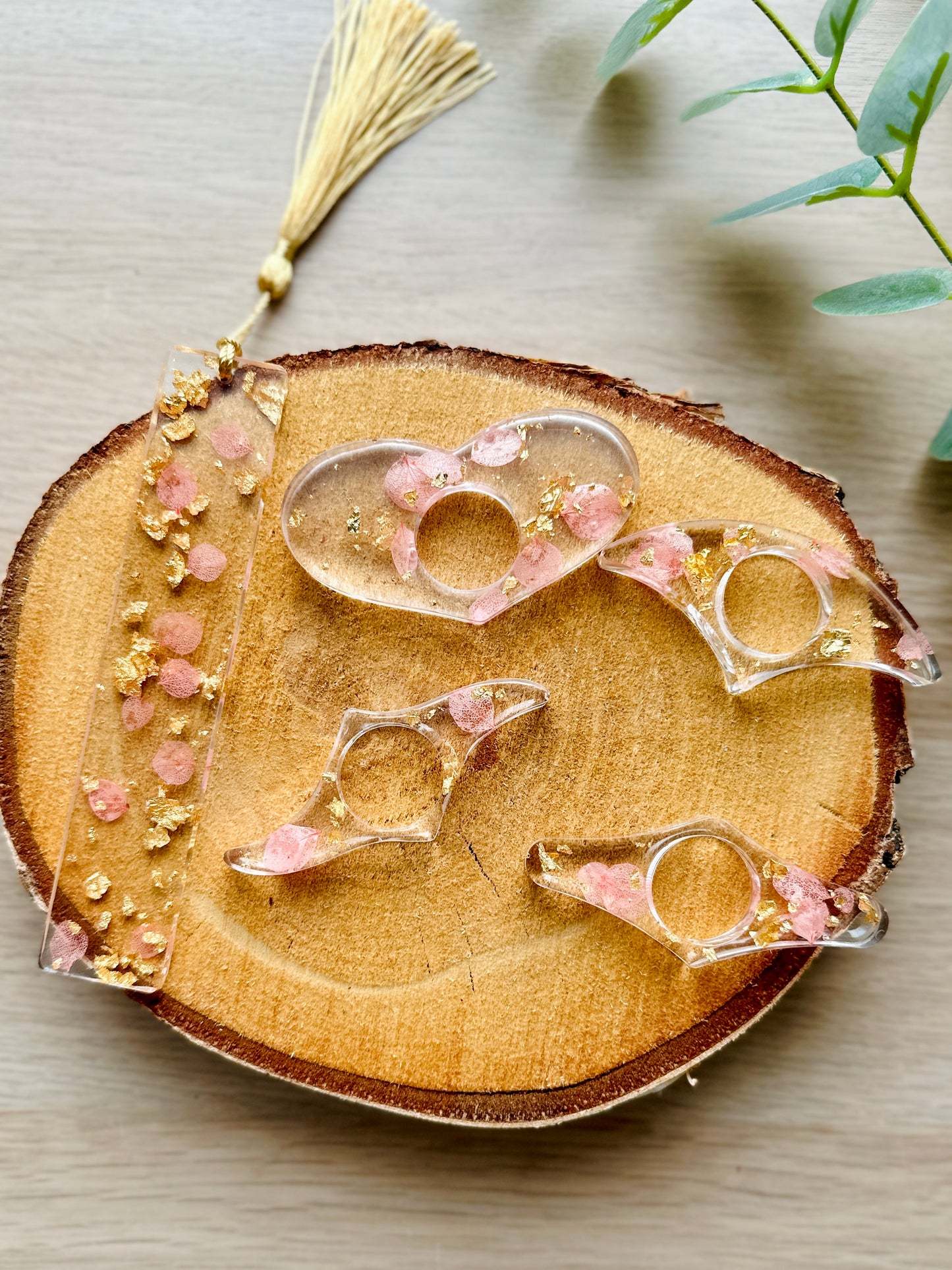 Marque-page et bague de lecture en résine époxy avec pétale d'hortensia rose