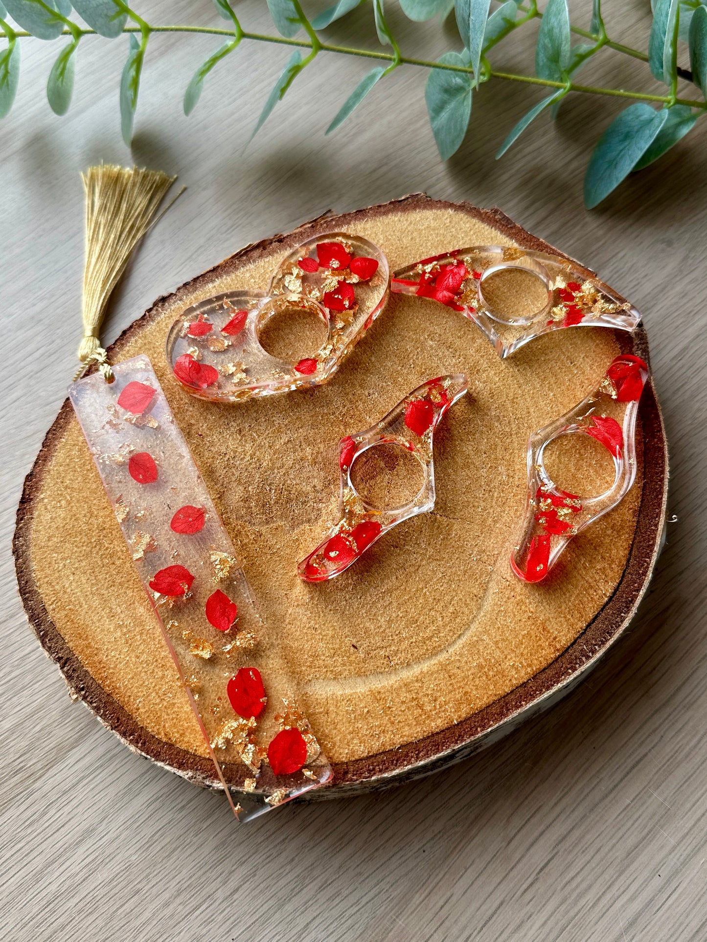 Marque-page et bague de lecture en résine époxy avec pétale d'hortensia rouge