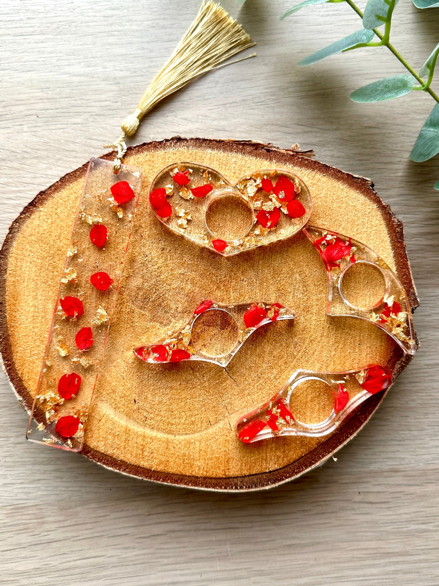 Marque-page et bague de lecture en résine époxy avec pétale d'hortensia rouge