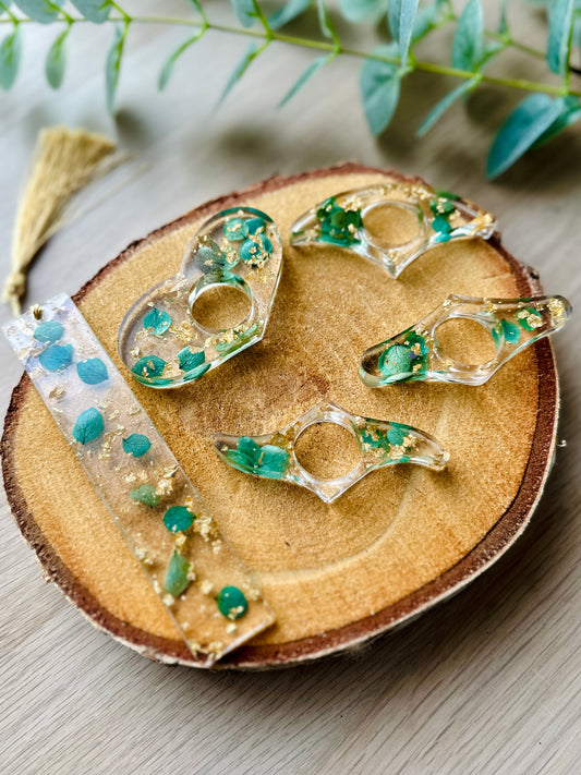 Marque-page et bague de lecture en résine époxy avec pétale d'hortensia vert