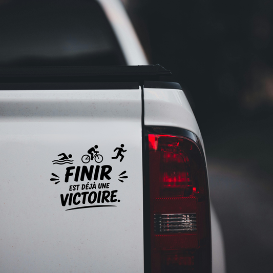 Sticker Finir Est Déjà Une Victoire – Autocollant Triathlon Motivation