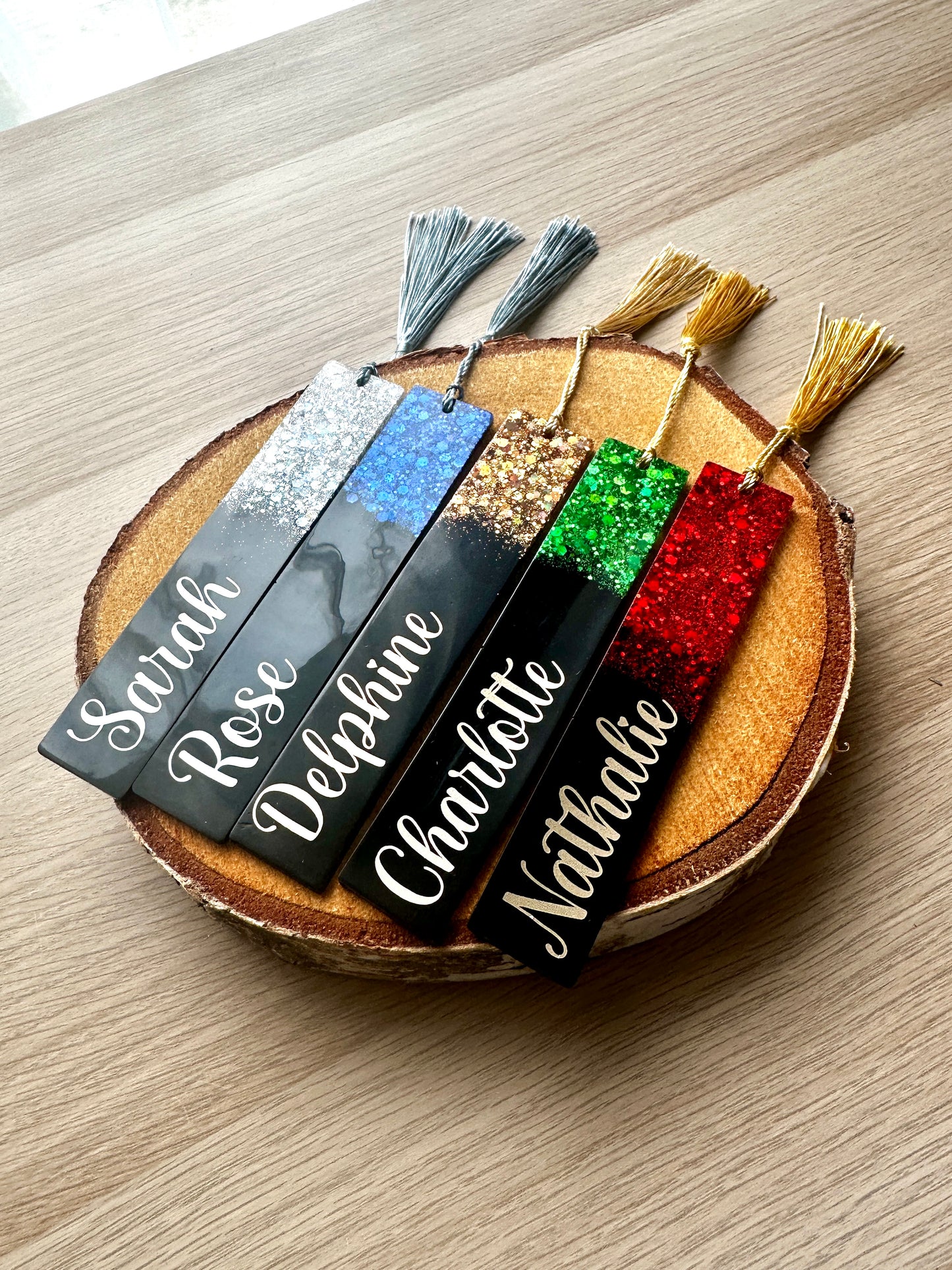 Marque-page personnalisé en résine époxy Noir & Paillettes