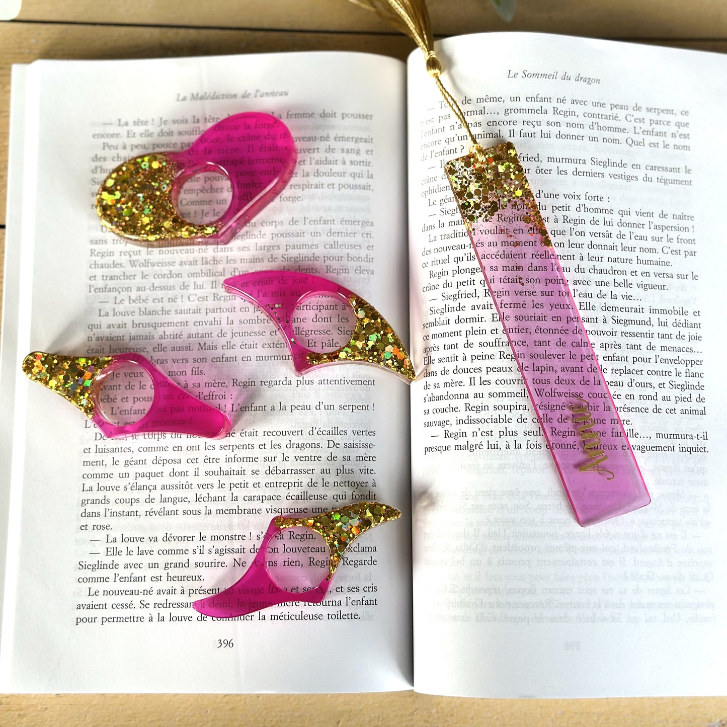 Marque-page et bague de lecture en résine époxy Rose et paillettes dorées