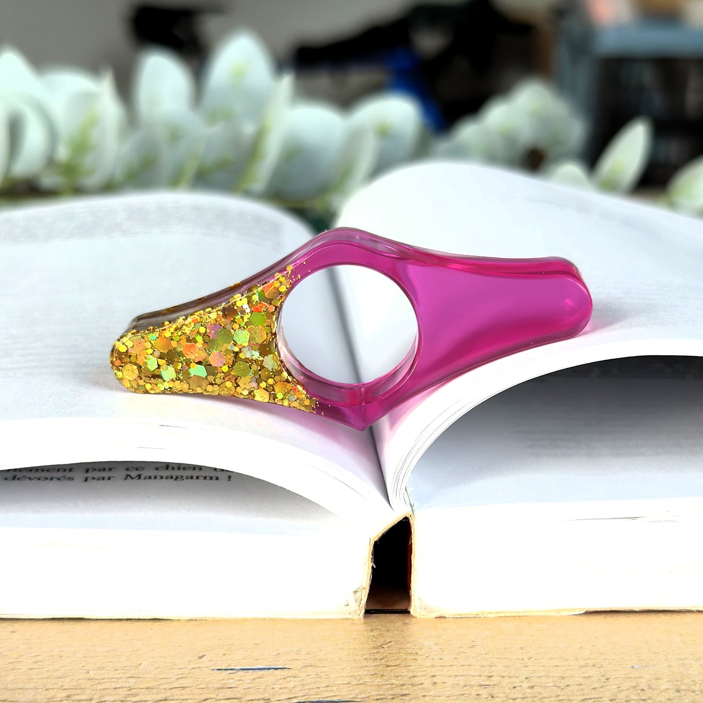 Marque-page et bague de lecture en résine époxy Rose et paillettes dorées