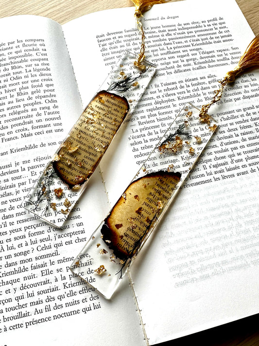 Marque-page en résine époxy et parchemin brûlé