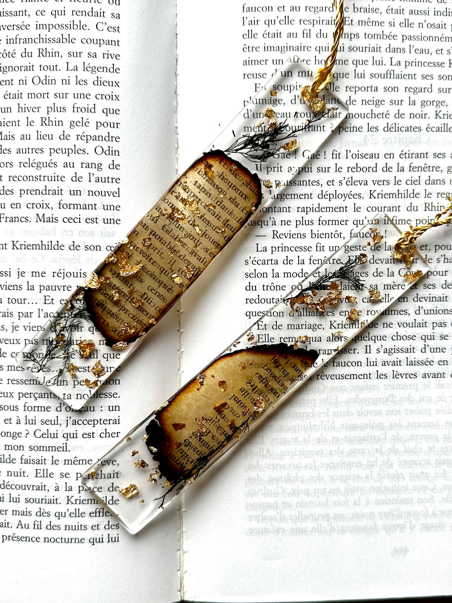 Marque-page en résine époxy et parchemin brûlé