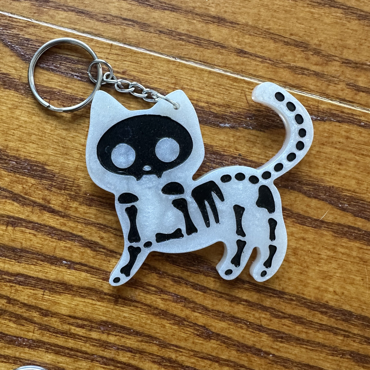Porte-clés Halloween Chat Squelette —Blanc & Noir
