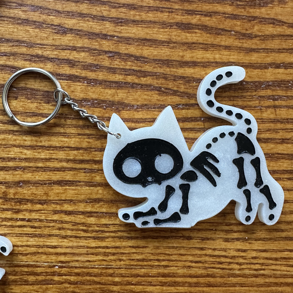 Porte-clés Halloween Chat Squelette —Blanc & Noir