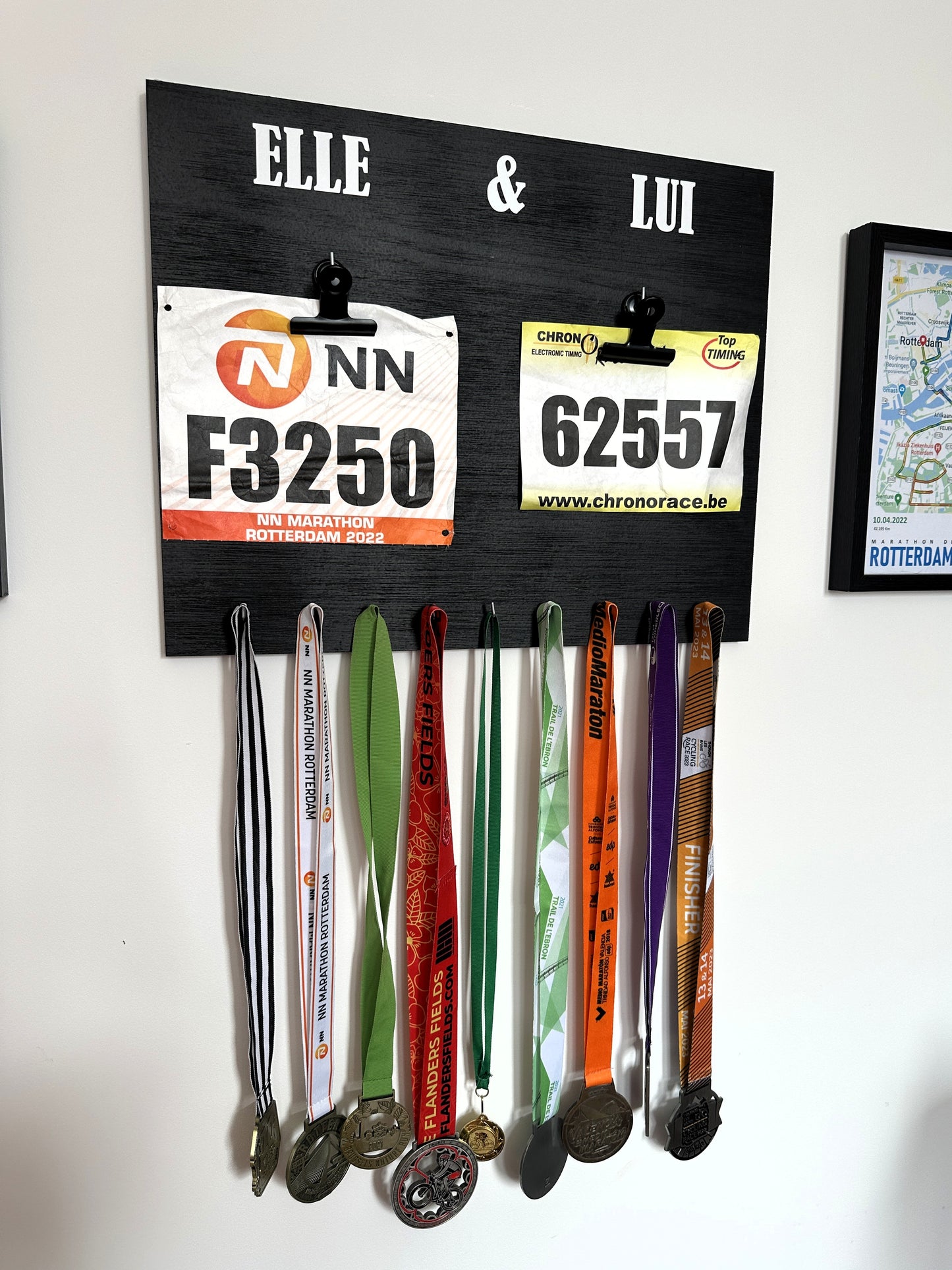 Porte-médailles running Elle & Lui en bois pour couple - Dossards