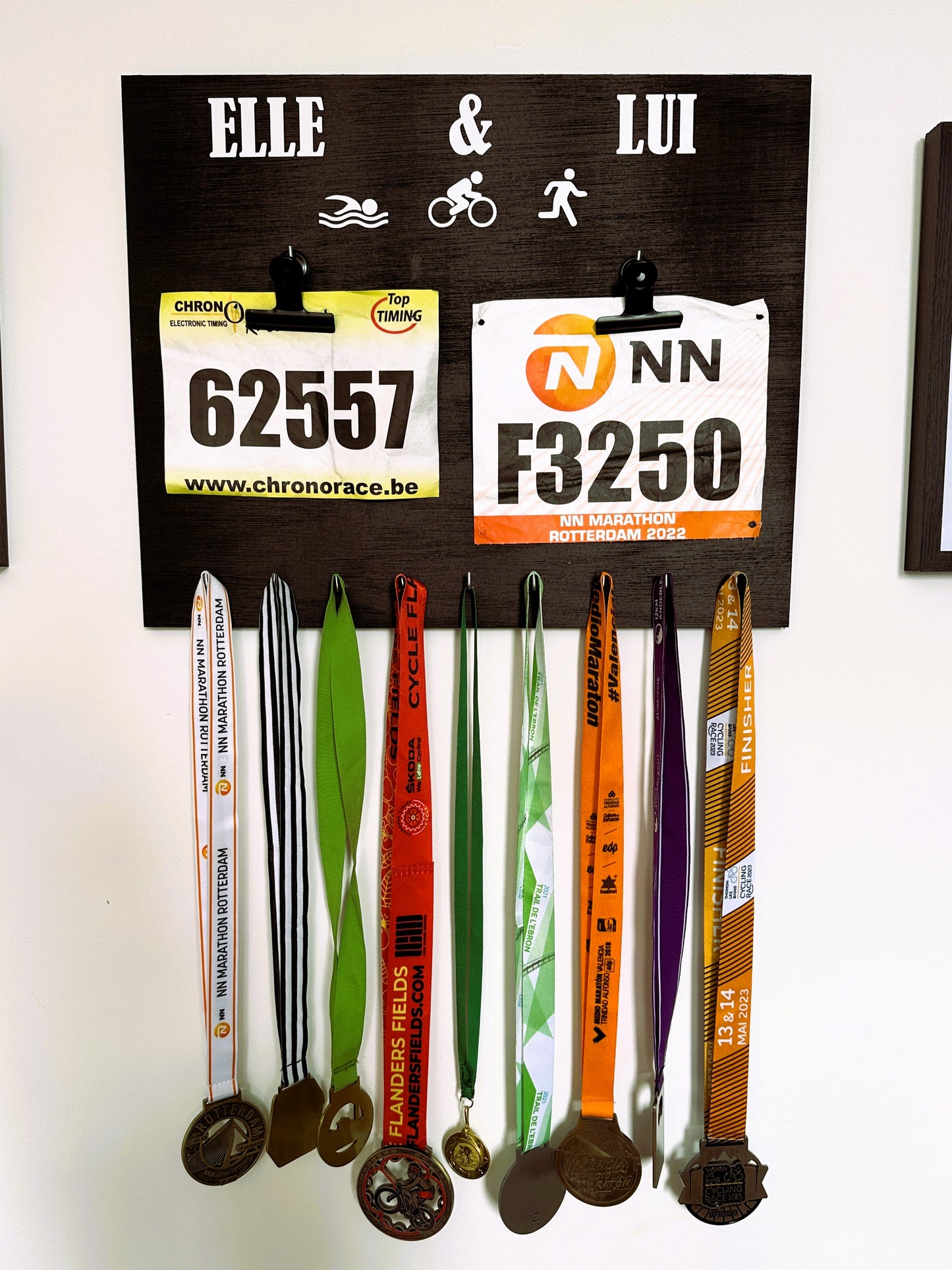 Porte-médailles triathlon Elle & Lui en bois pour couple - Dossards