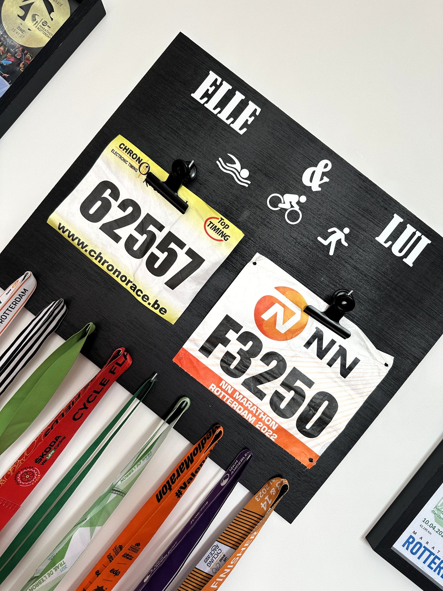 Porte-médailles triathlon Elle & Lui en bois pour couple - Dossards