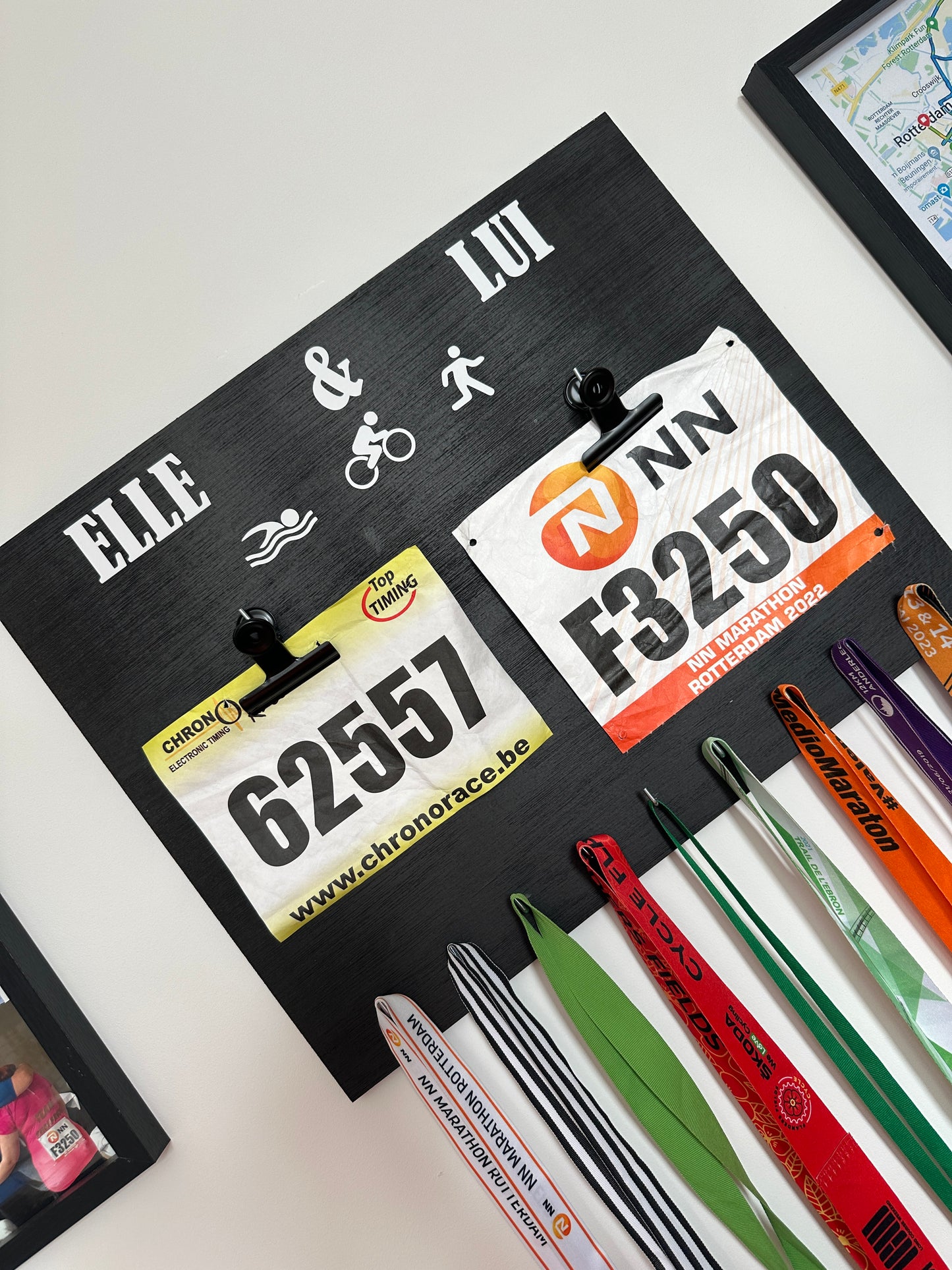 Porte-médailles triathlon Elle & Lui en bois pour couple - Dossards