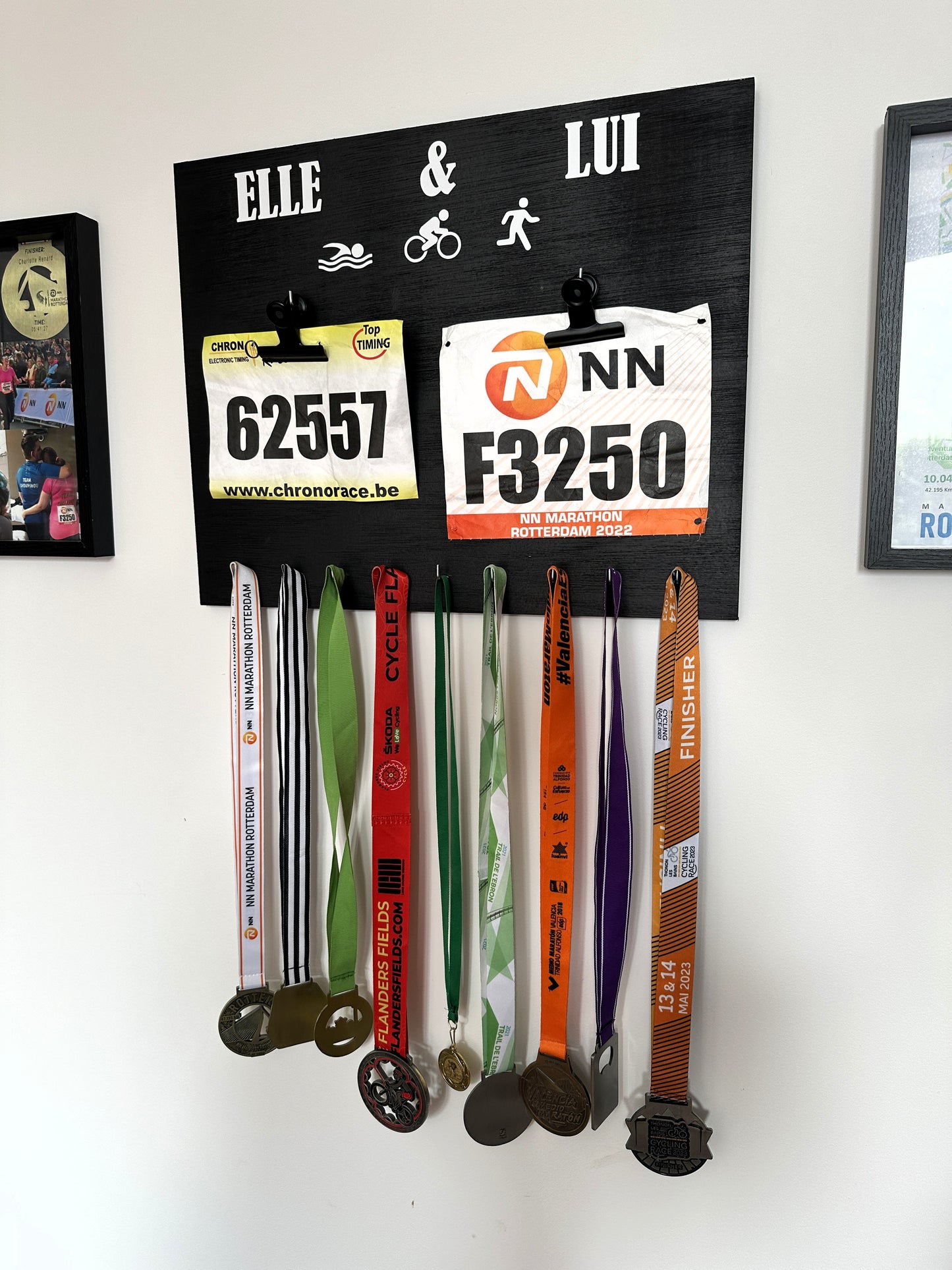 Porte-médailles triathlon Elle & Lui en bois pour couple - Dossards