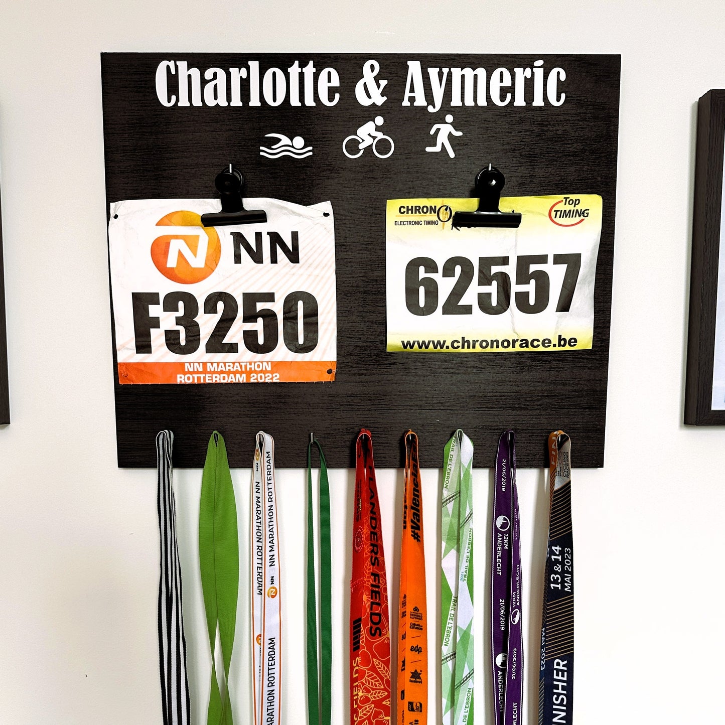 Porte-médailles triathlon personnalisé en bois pour couple - Dossards
