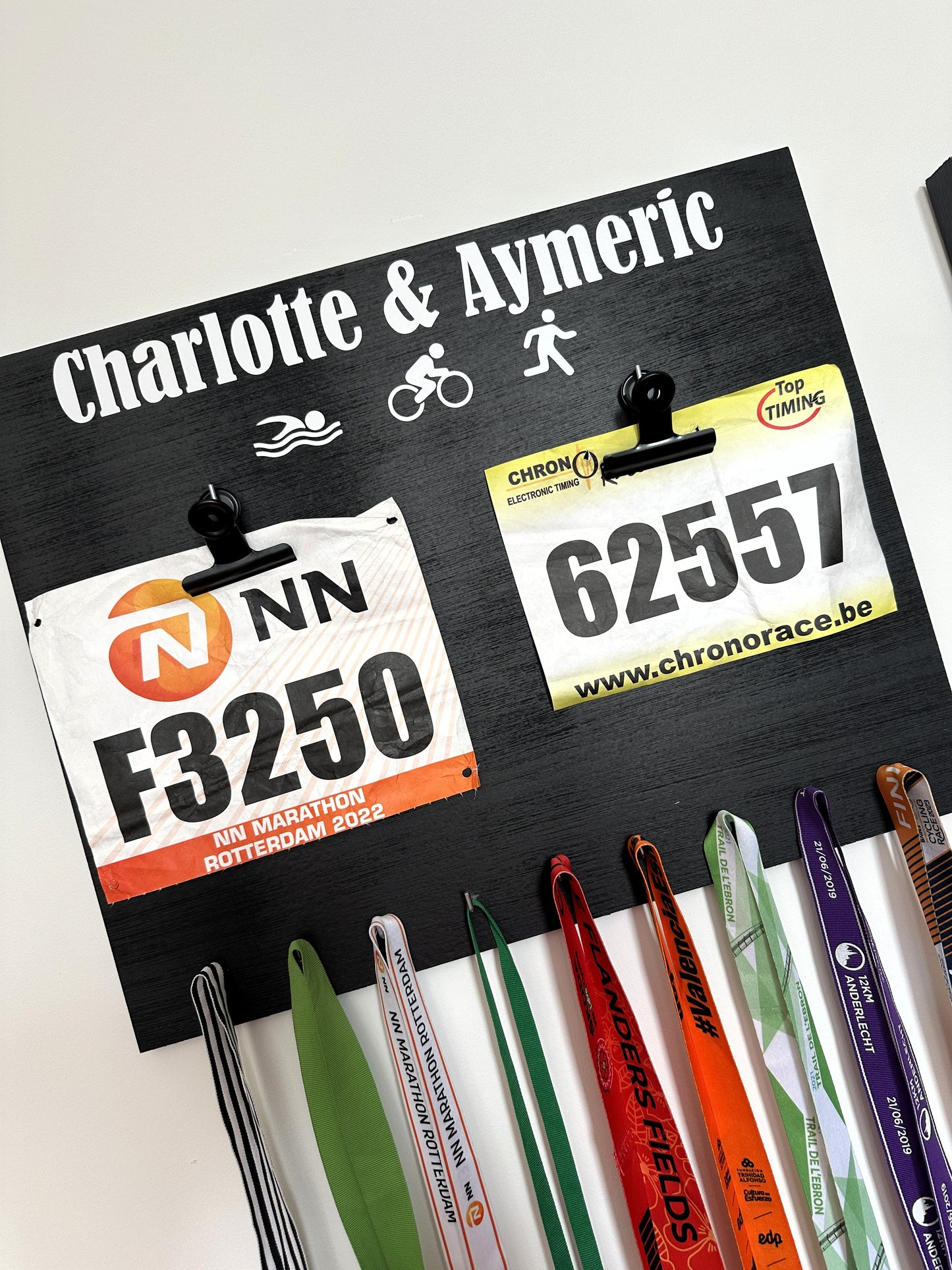 Porte-médailles triathlon personnalisé en bois pour couple - Dossards