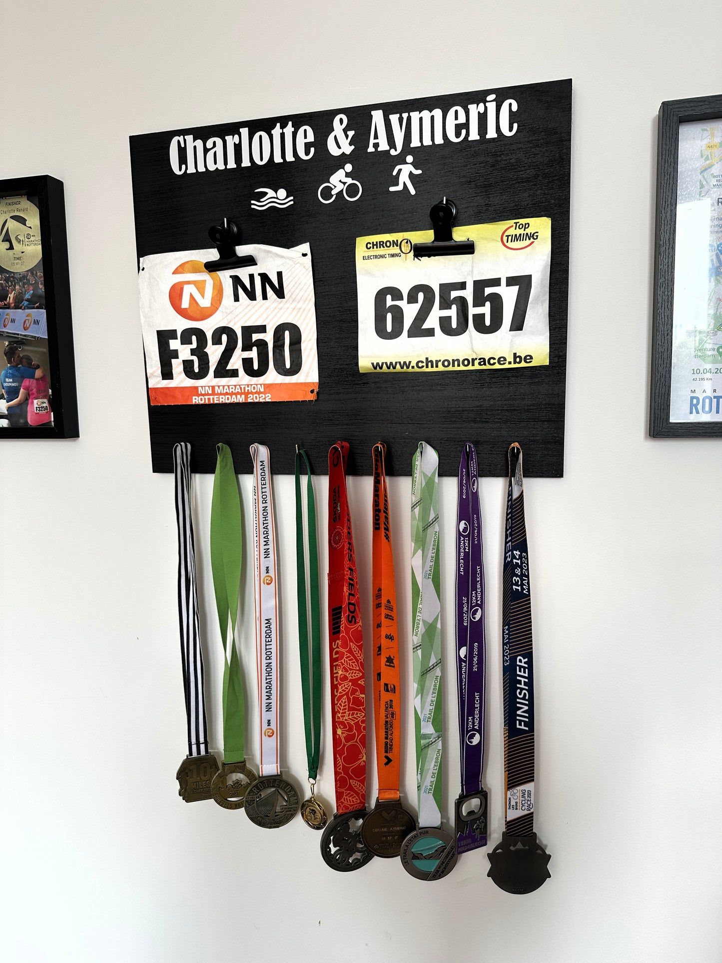 Porte-médailles triathlon personnalisé en bois pour couple - Dossards