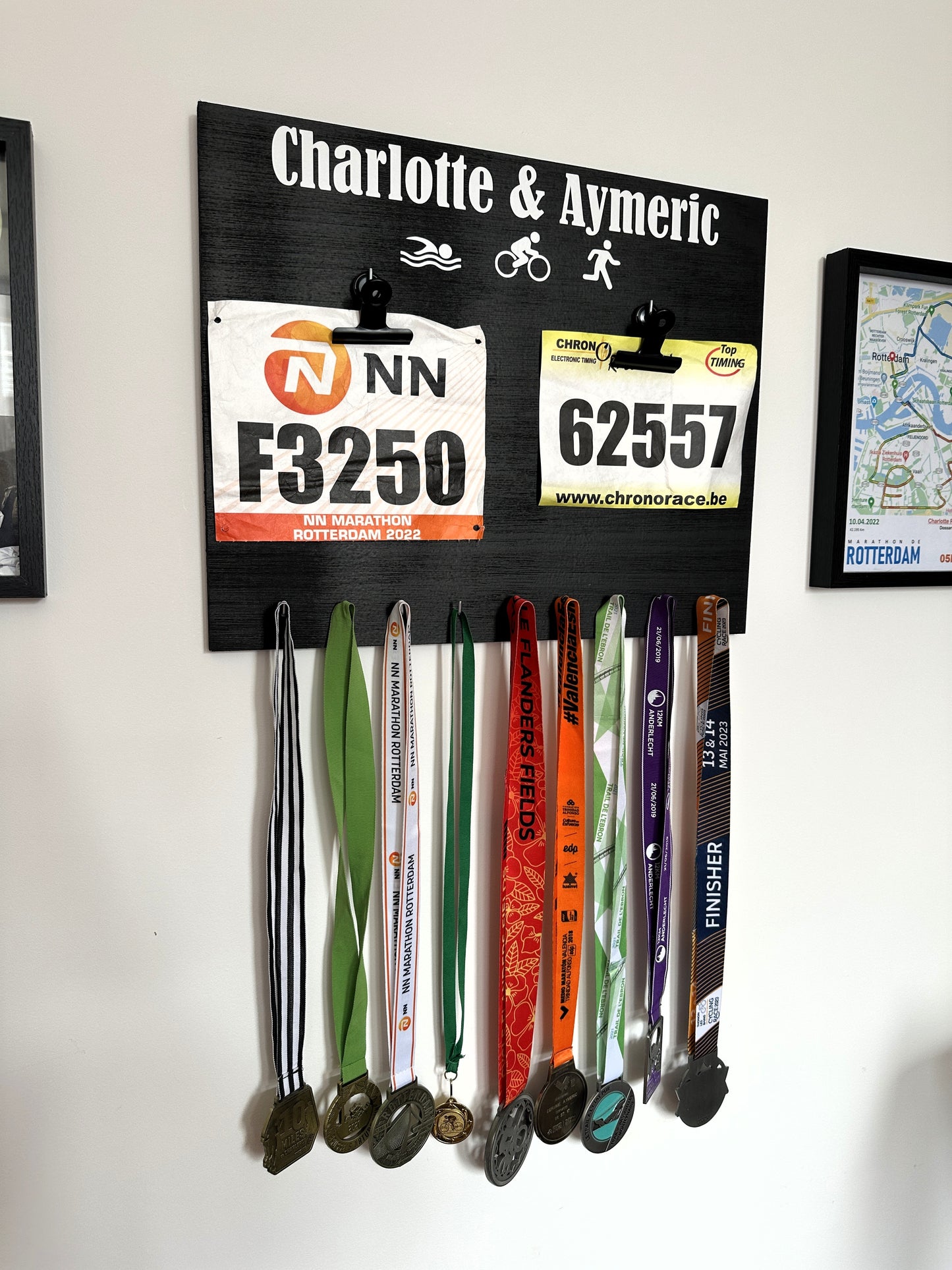 Porte-médailles triathlon personnalisé en bois pour couple - Dossards