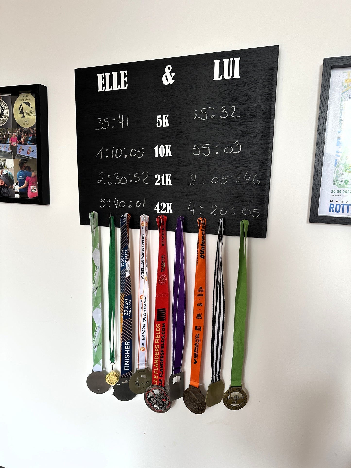 Porte-médailles running Elle & Lui en bois pour couple - Chrono