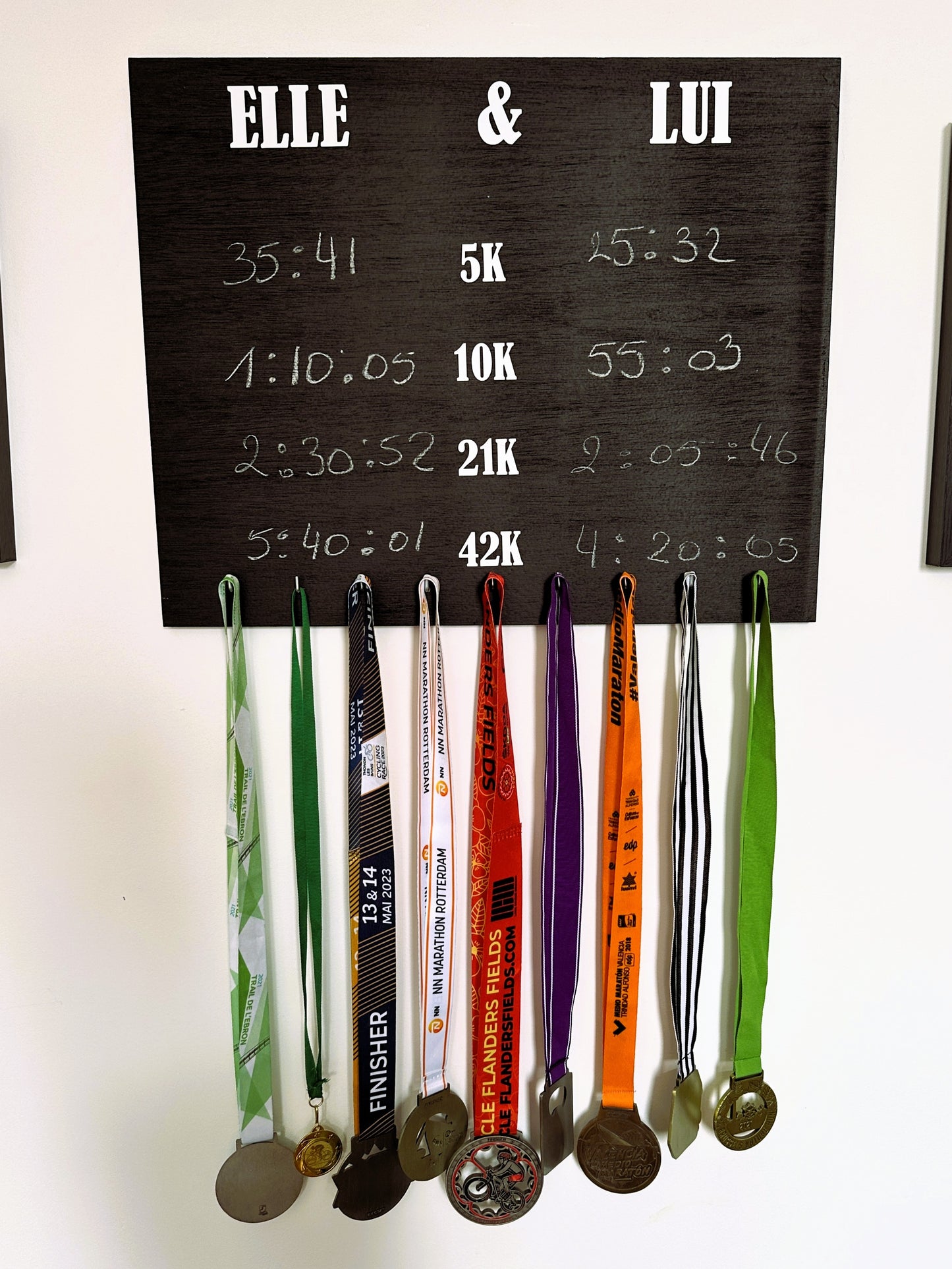 Porte-médailles running Elle & Lui en bois pour couple - Chrono