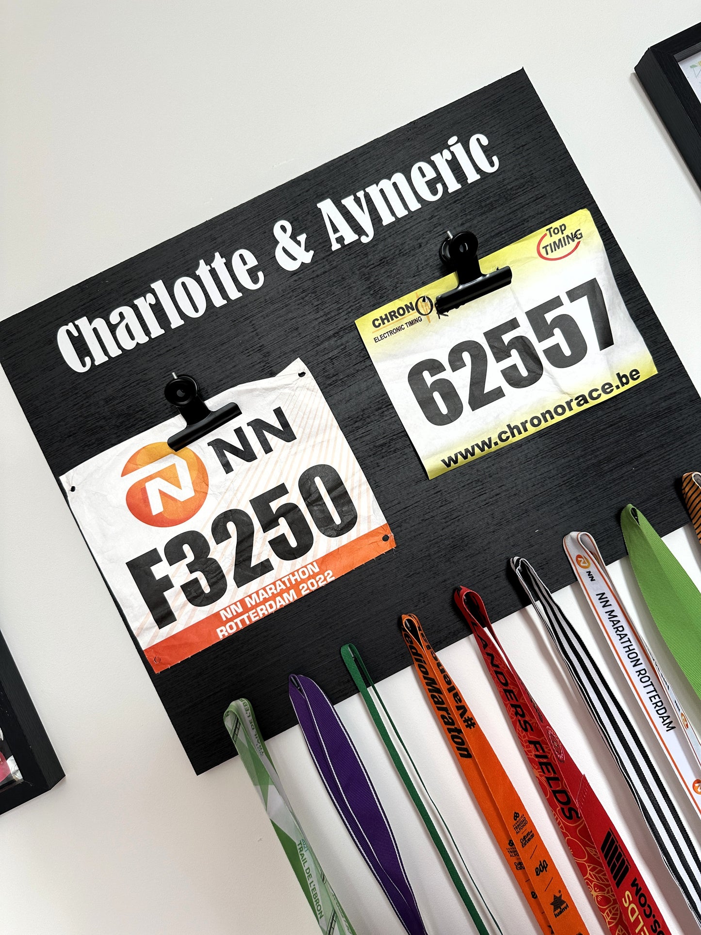 Porte-médailles running personnalisé en bois pour couple - Dossards