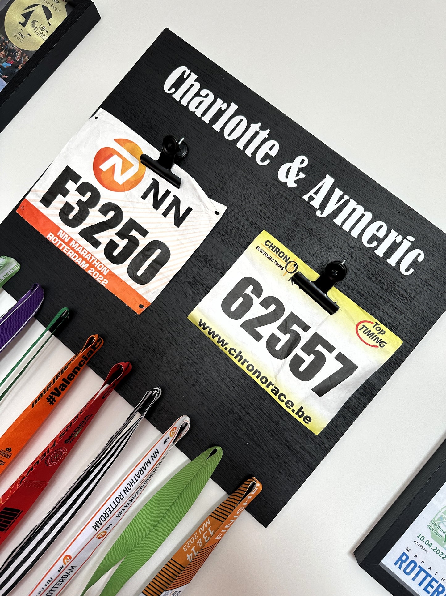 Porte-médailles running personnalisé en bois pour couple - Dossards