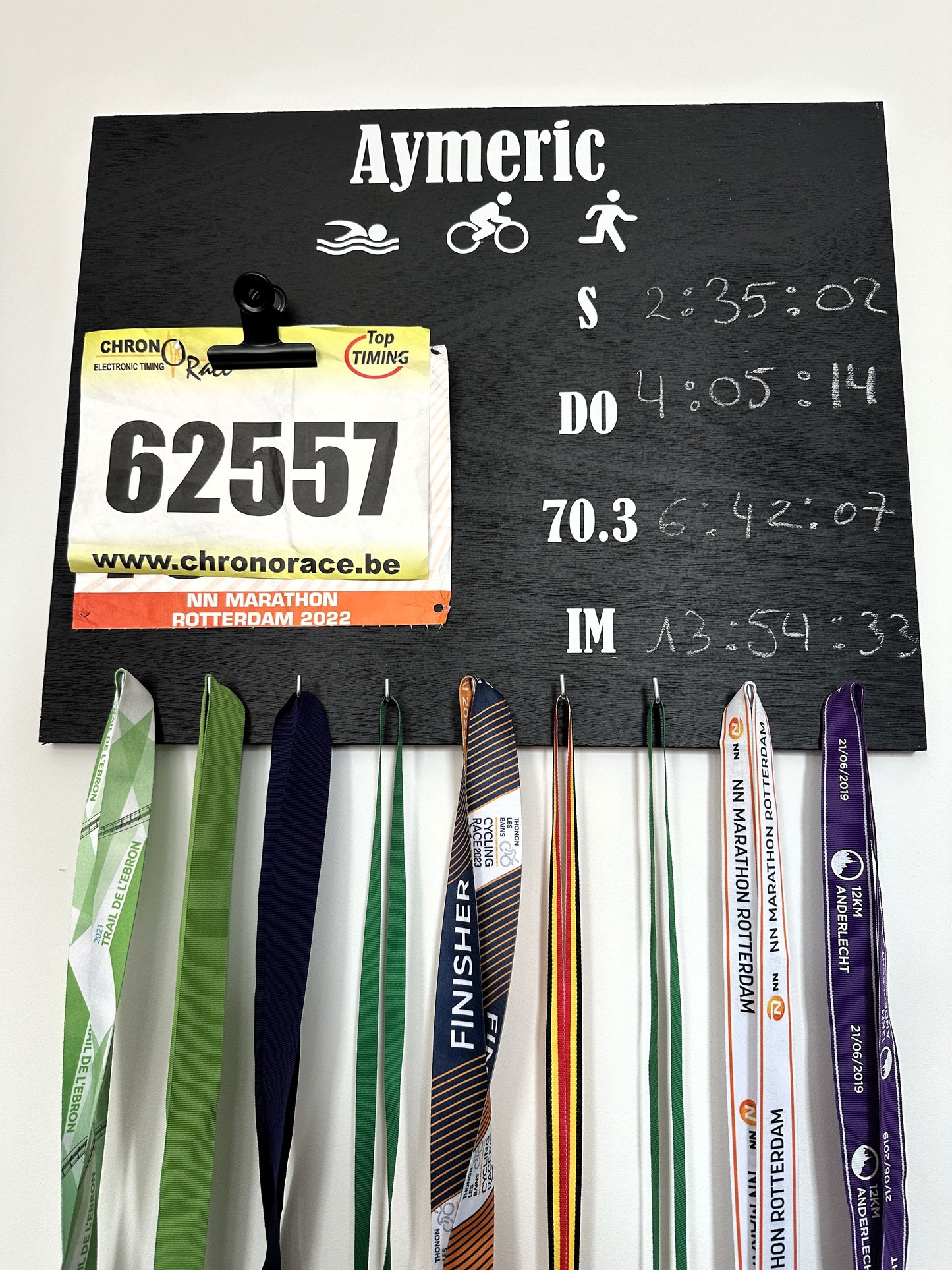 Porte-médailles triathlon personnalisé en bois