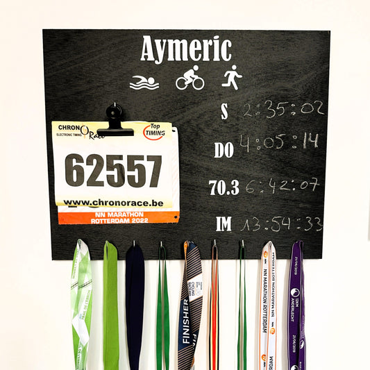 Porte-médailles triathlon personnalisé en bois