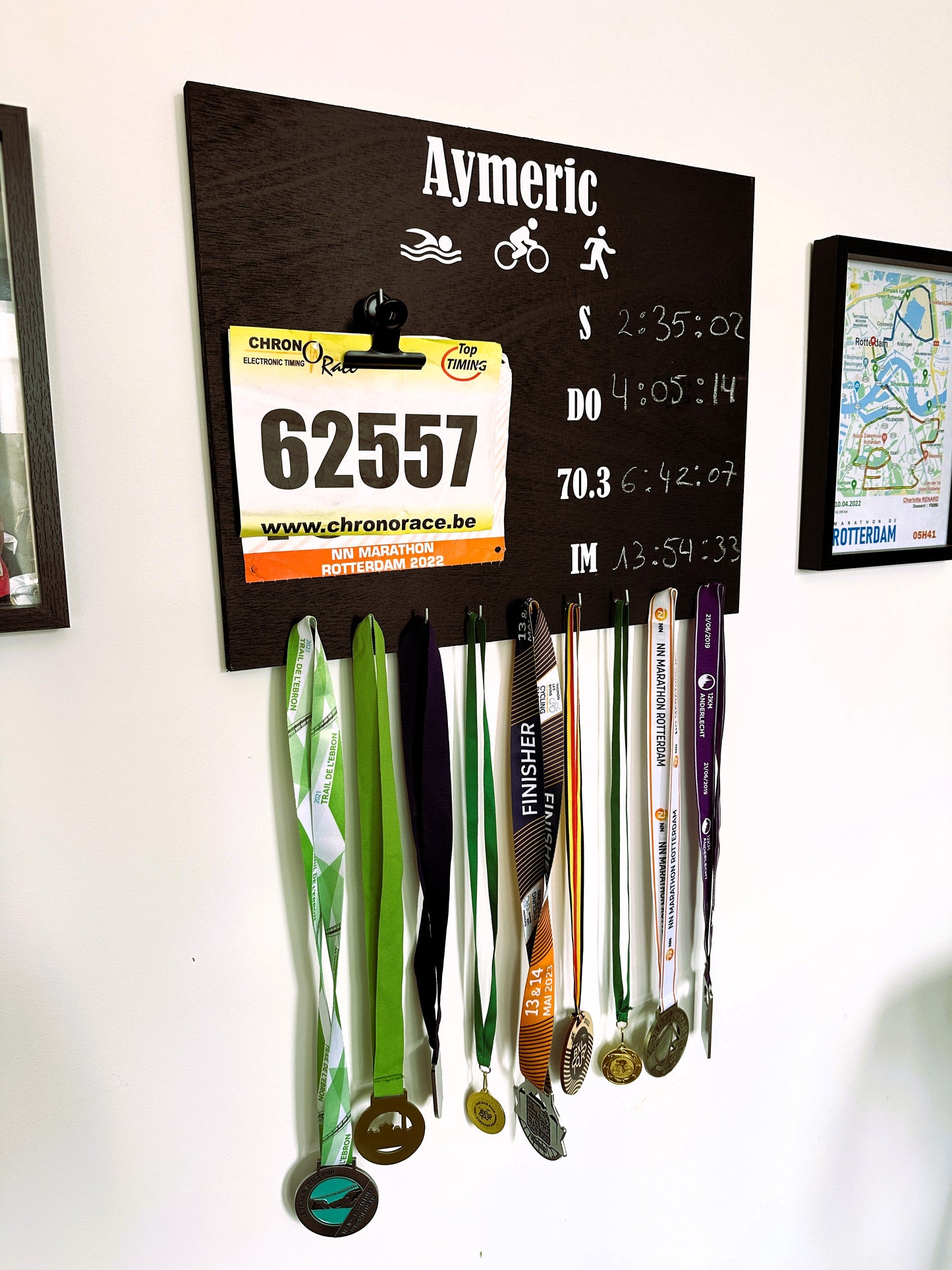 Porte-médailles triathlon personnalisé en bois