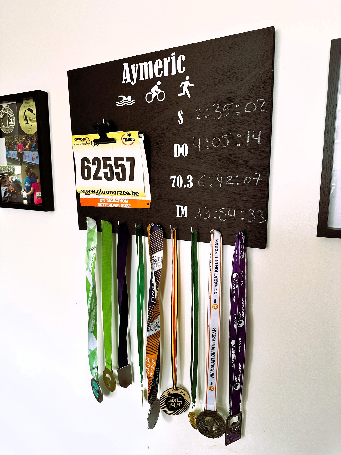 Porte-médailles triathlon personnalisé en bois