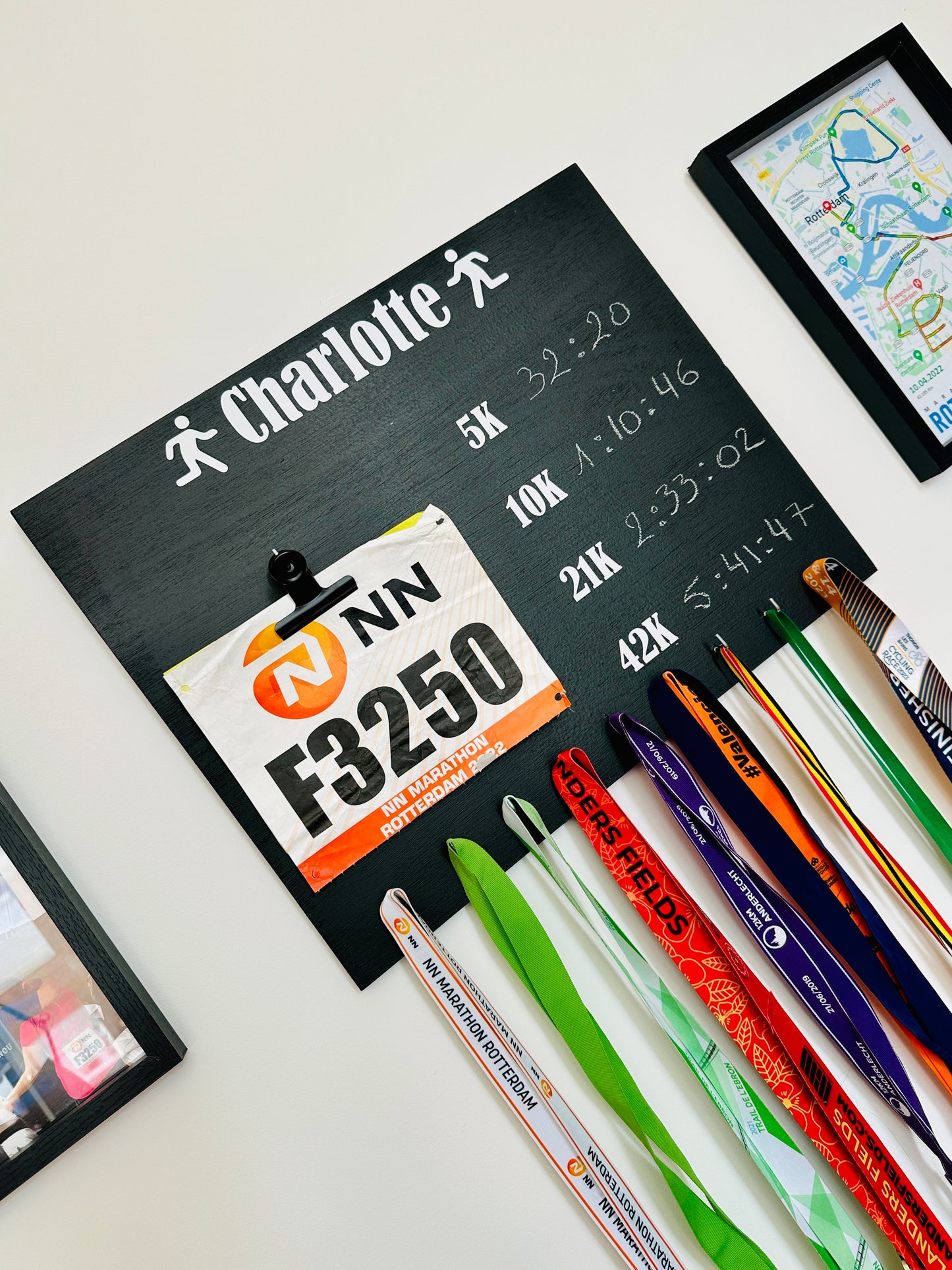 Porte-médailles running personnalisé en bois – Cadeau coureur, marathon