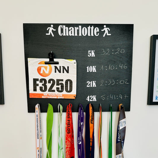 Porte-médailles running personnalisé en bois – Cadeau coureur, marathon