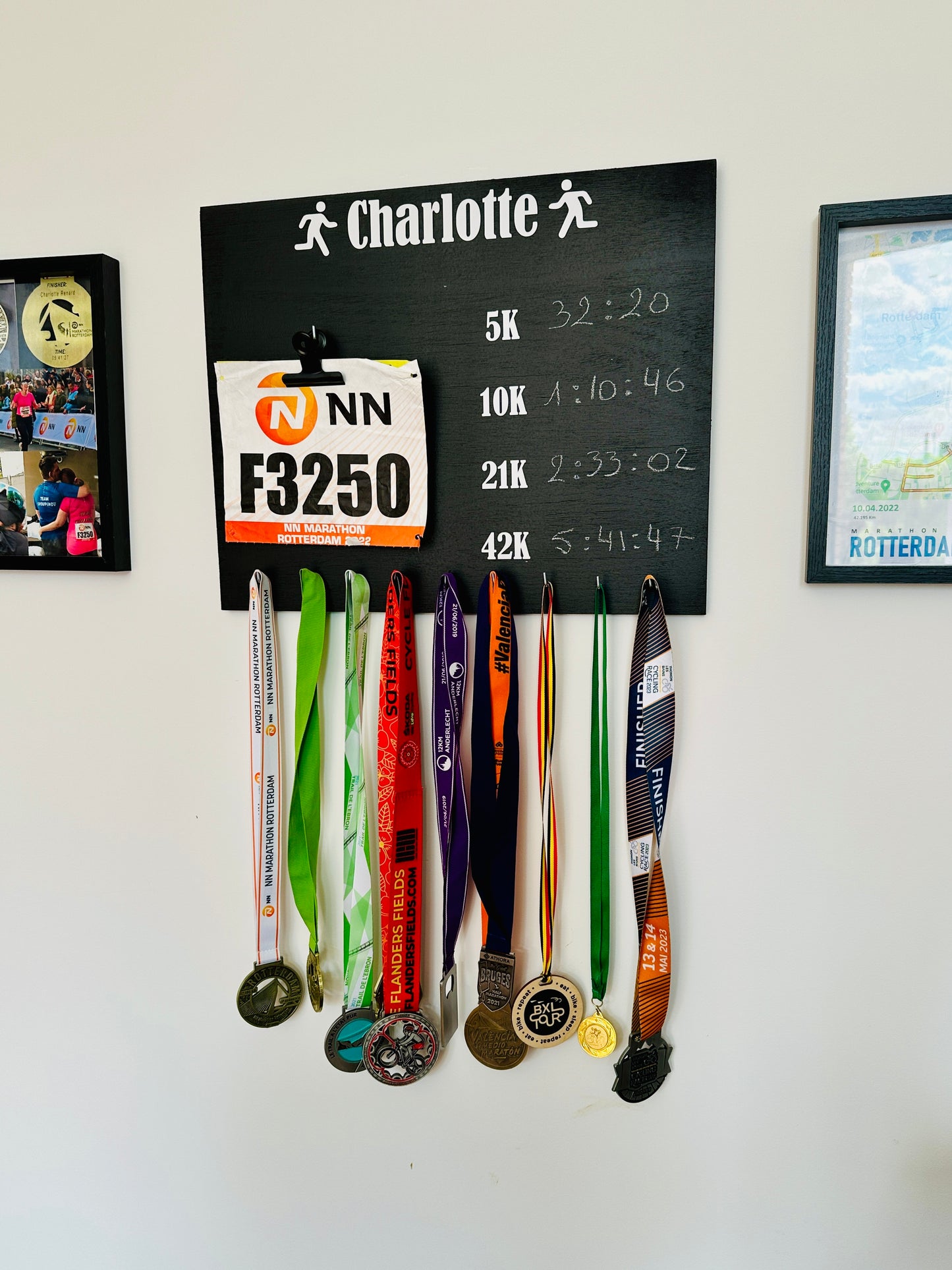 Porte-médailles running personnalisé en bois – Cadeau coureur, marathon