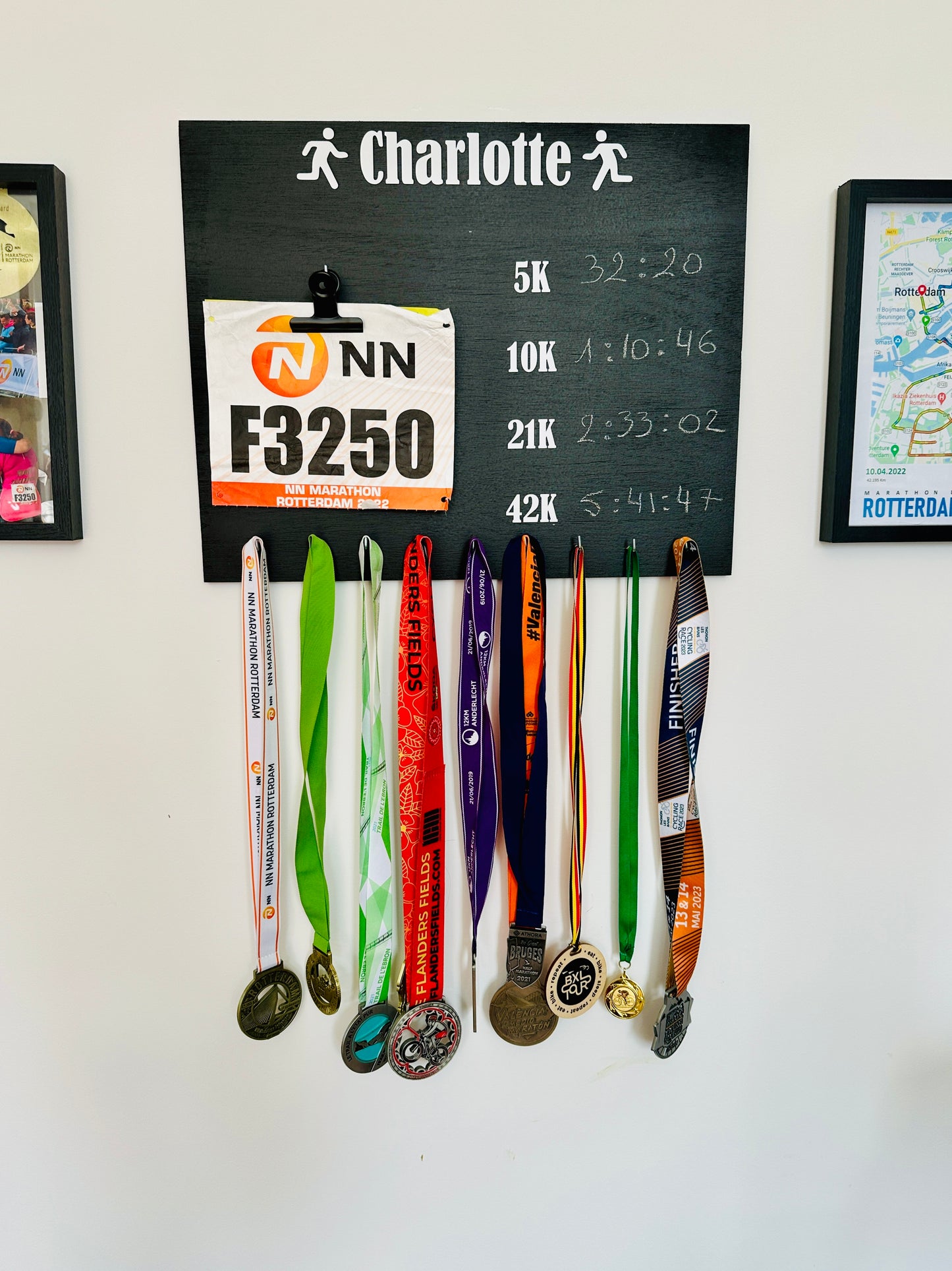 Porte-médailles running personnalisé en bois – Cadeau coureur, marathon