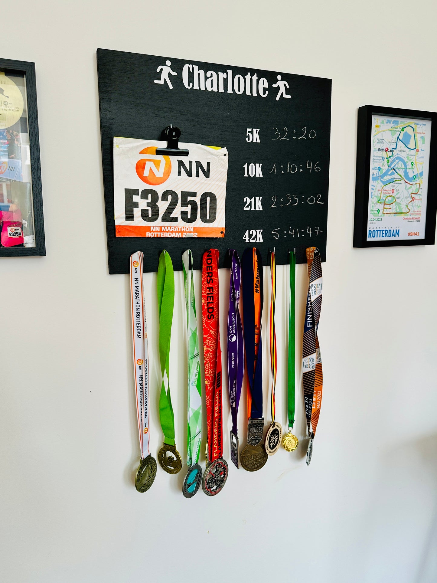 Porte-médailles running personnalisé en bois – Cadeau coureur, marathon