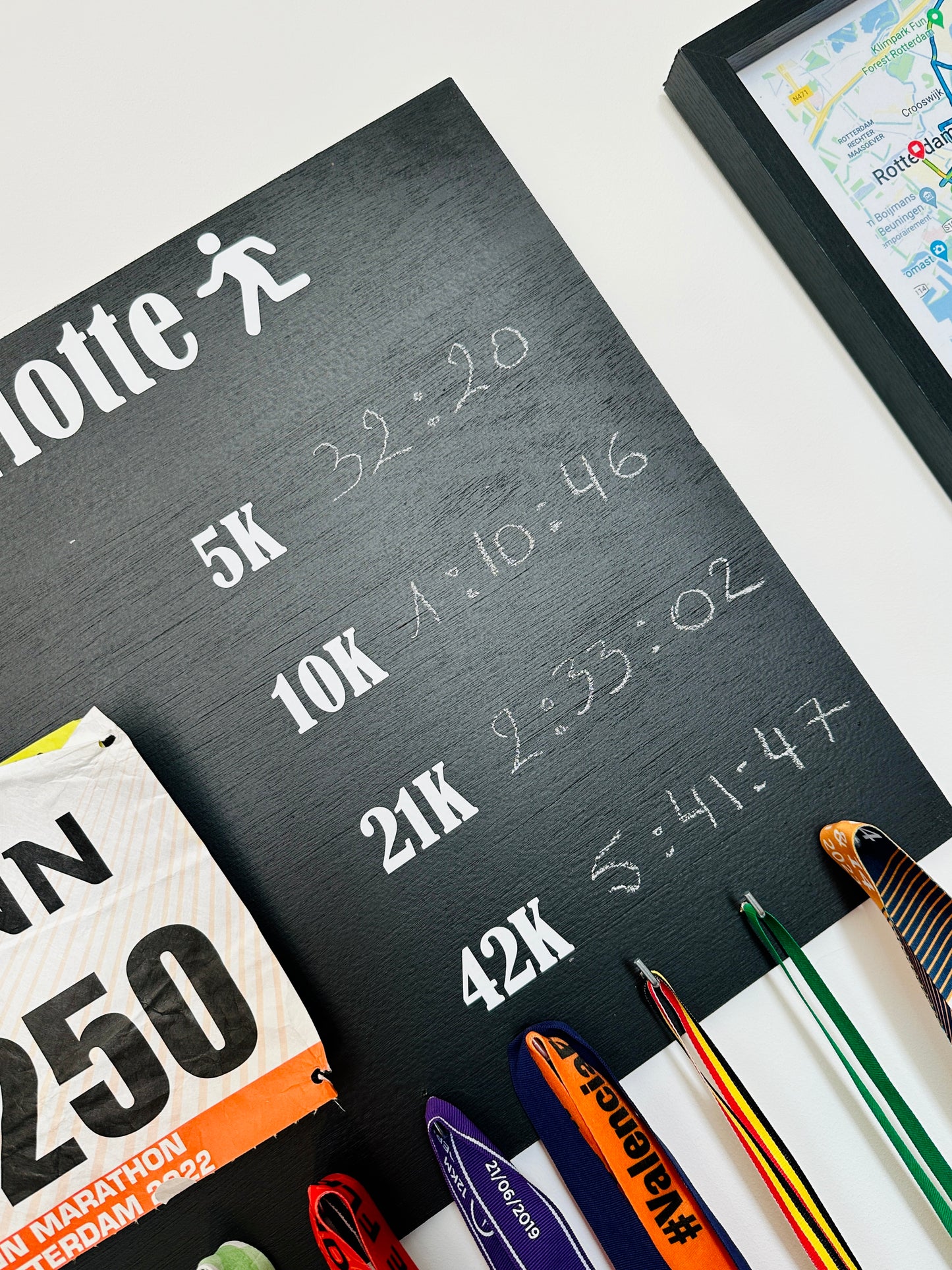 Porte-médailles running personnalisé en bois – Cadeau coureur, marathon