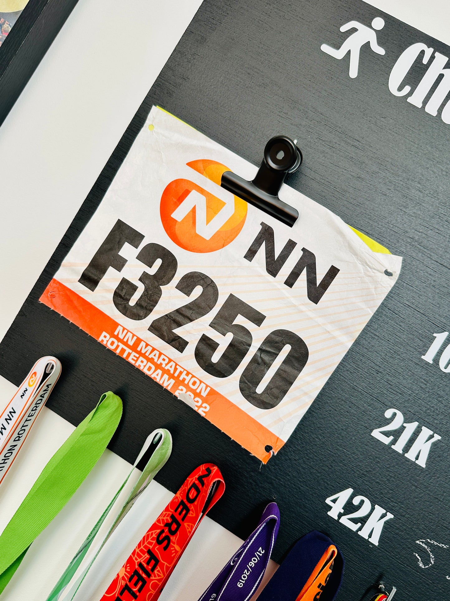 Porte-médailles running personnalisé en bois – Cadeau coureur, marathon