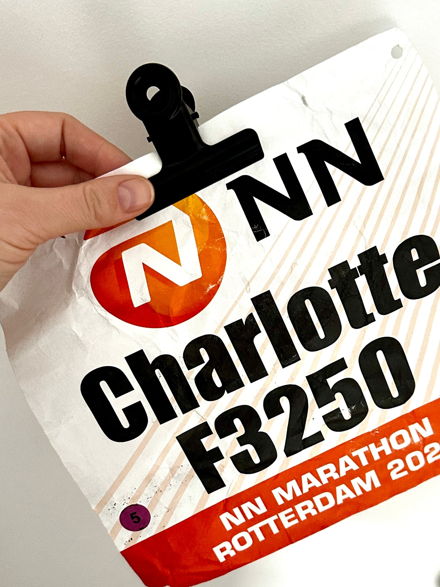 Porte-médailles running personnalisé en bois – Cadeau coureur, marathon
