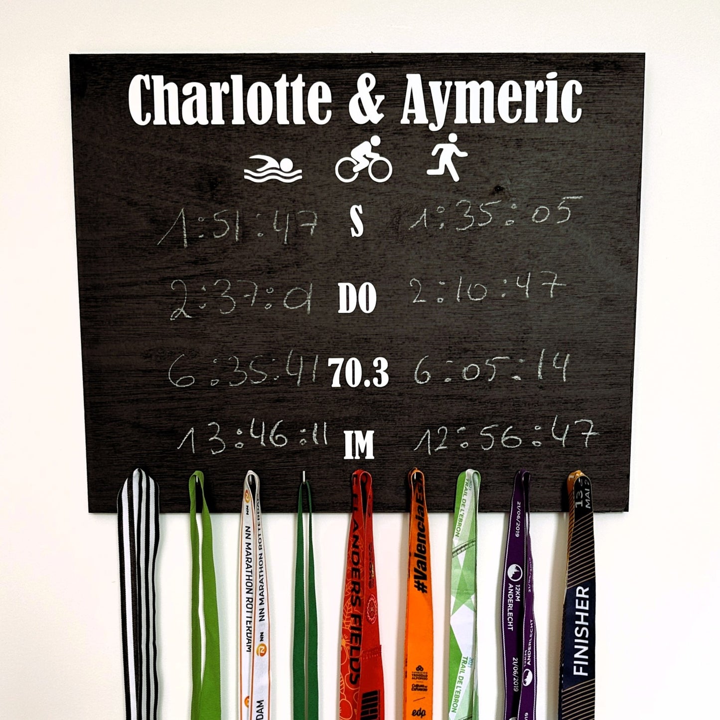 Porte-médailles triathlon personnalisé en bois pour couple - Chrono