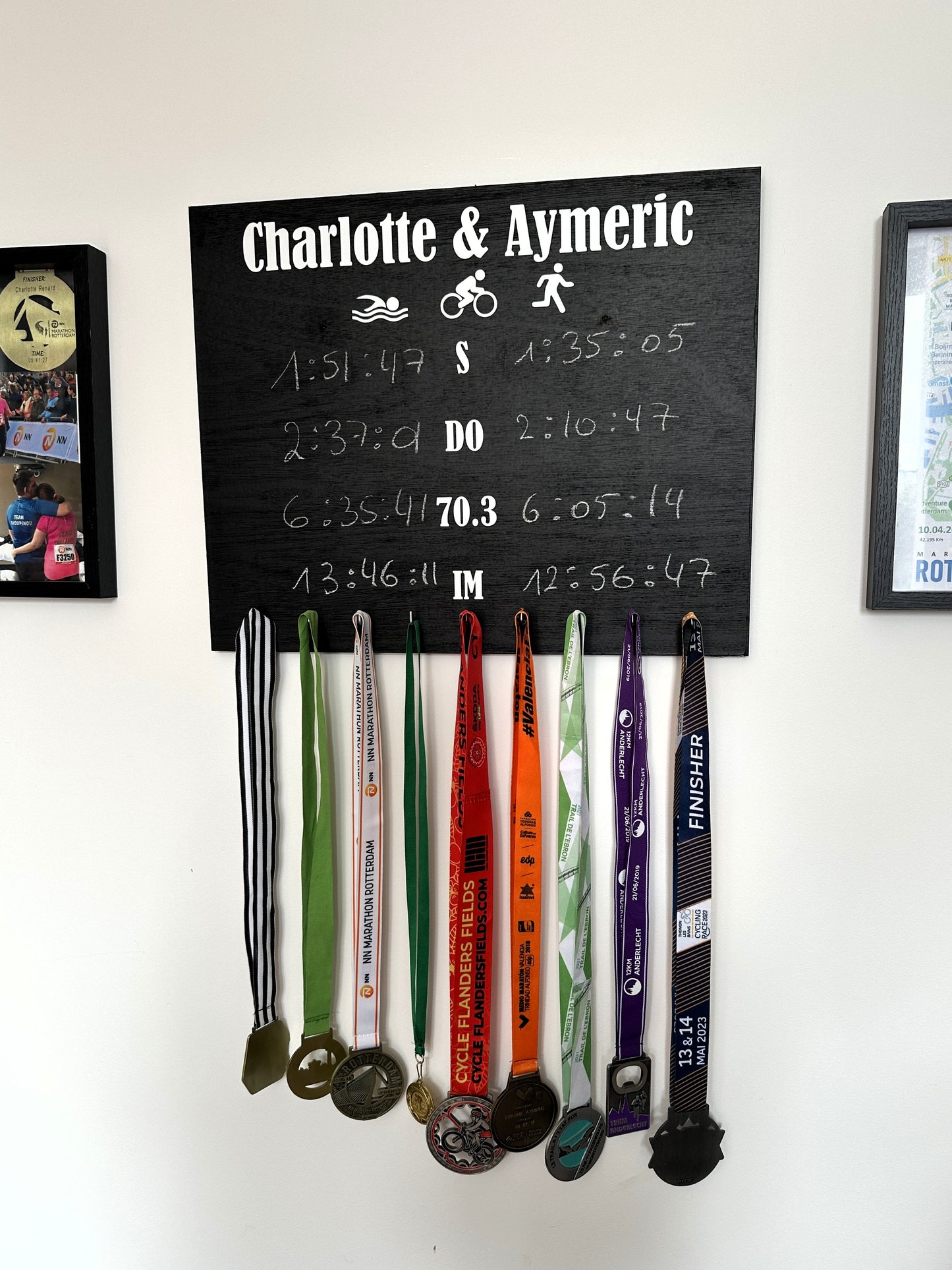 Porte-médailles triathlon personnalisé en bois pour couple - Chrono